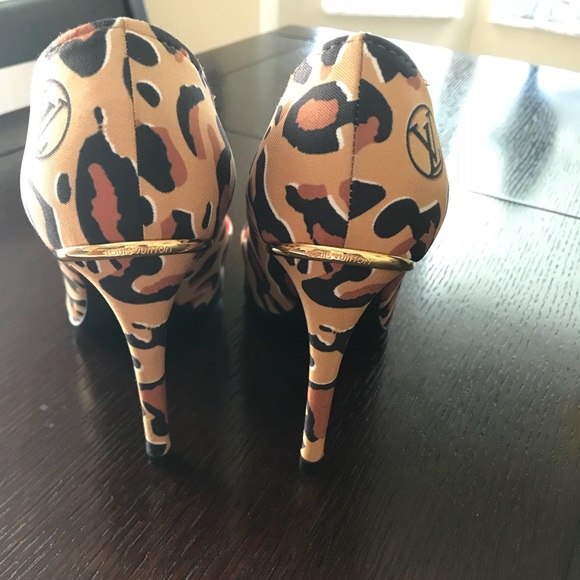 Louis Vuitton ladies leopard print pumps